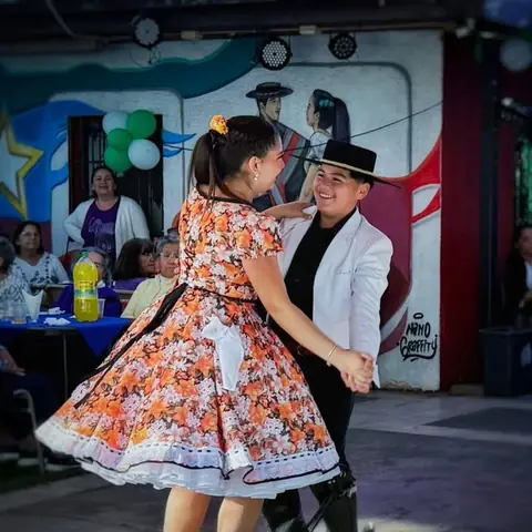Pareja de Munay Suyu bailando cueca.