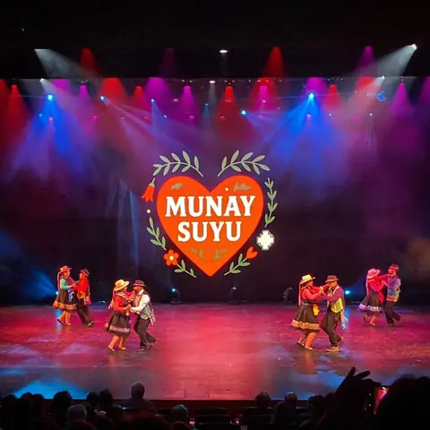 Munay Suyu sobre el escenario.