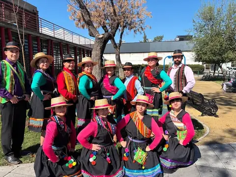 Cuadro Zona Norte de Munay Suyu con polleras negras bordadas, aguayos y sombreros.