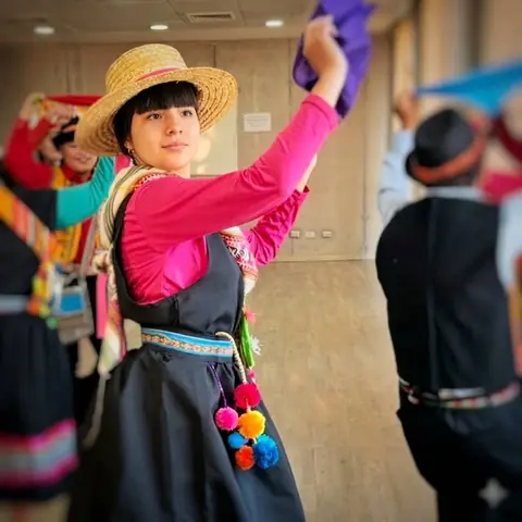 Bailarina de Munay Suyu con vestuario del norte.